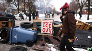 Sute de persoane protestează în Minneapolis după moartea unei femei ucise de un polițist al serviciului de imigrare