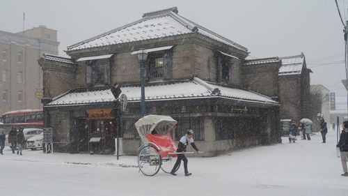Japonia anulează peste 100 de zboruri din cauza ninsorilor abundente / La nivel mondial, mii de zboruri au fost anulate în weekendul de Crăciun din cauza Omicron