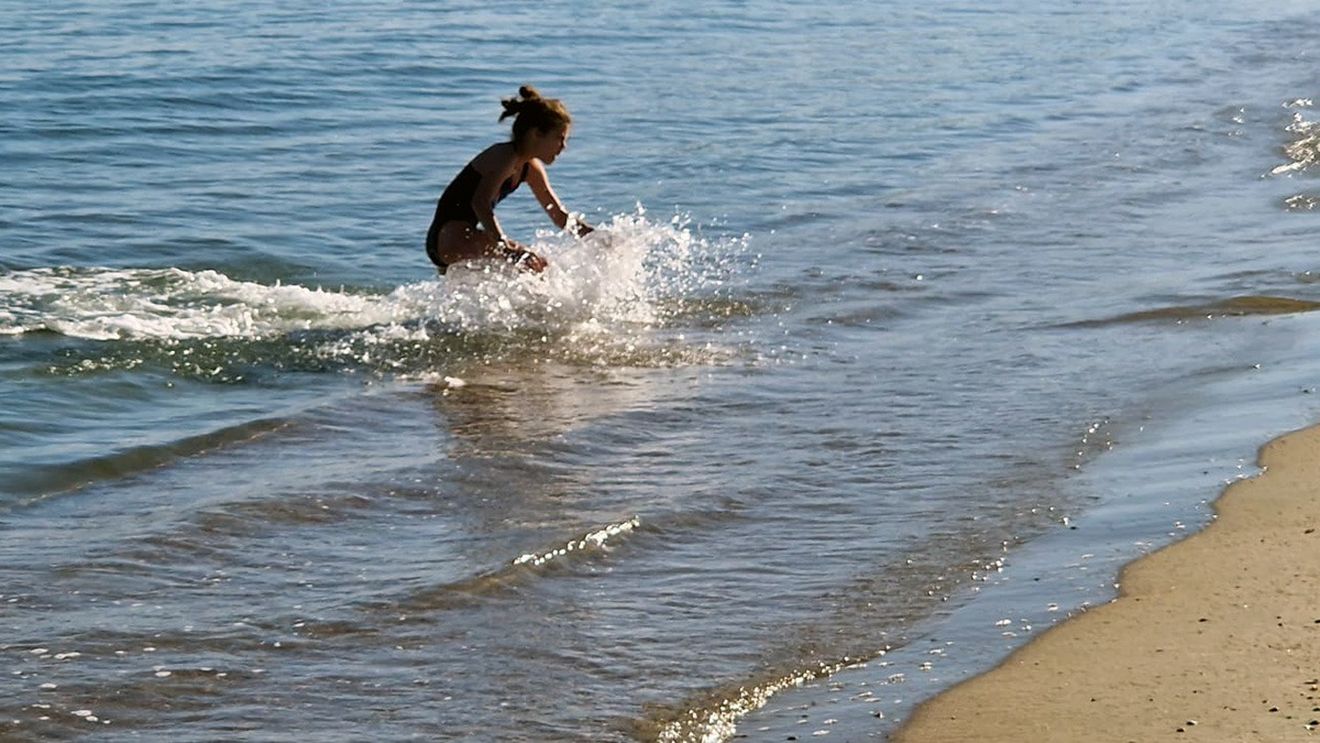 VIDEO Vara din octombrie pe plaja din Constanța: Oamenii au făcut baie în mare și s-au bronzat cu o lună înainte de iarnă/ Cum se anunță weekendul viitor (galerie foto)