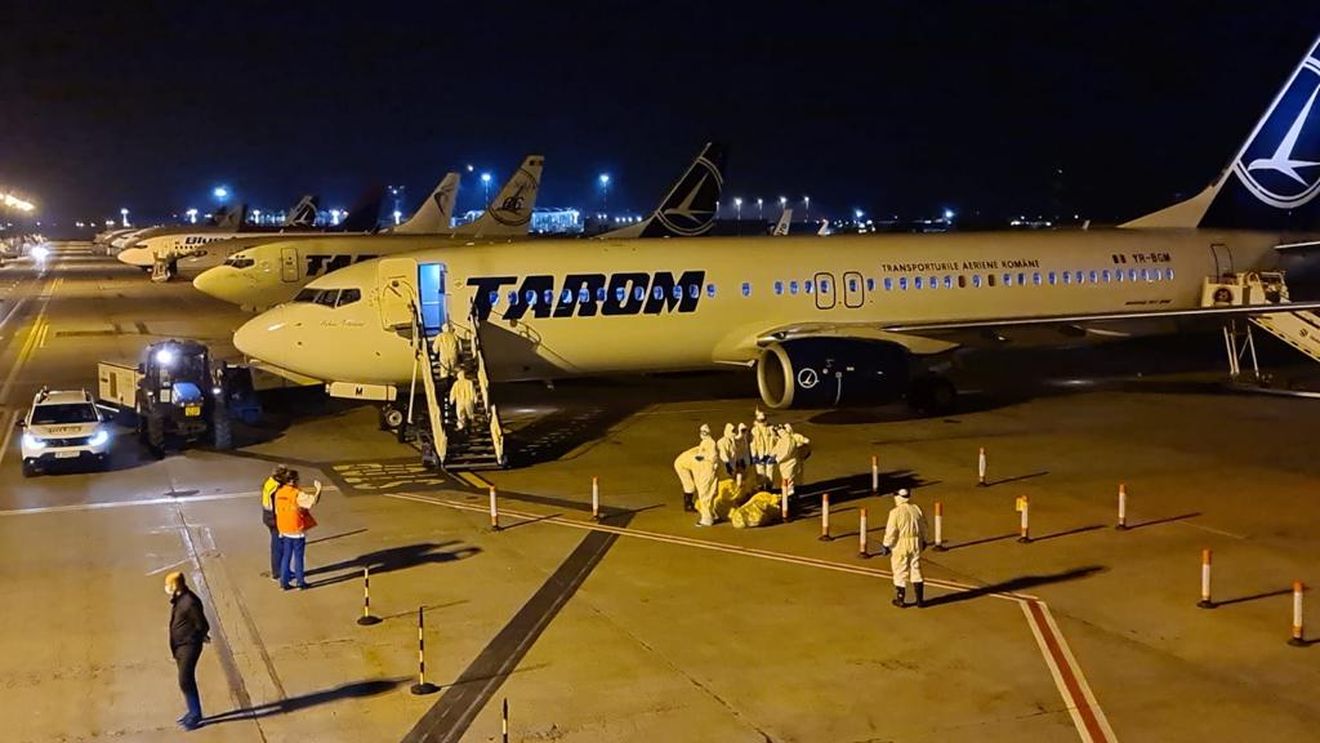 Muncitorii sezonieri români din Italia vor fi aduși în țară cu avionul / Prima cursă charter vine mâine de la Torino
