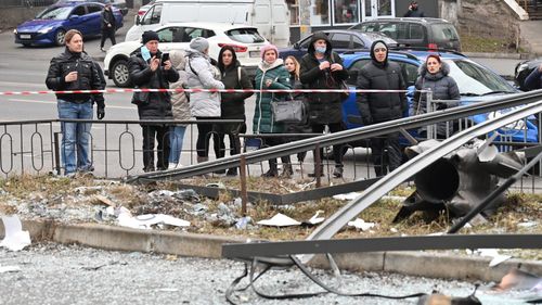 FOTO Un obuz a căzut în capitala Kiev. Ucrainenii se opresc să fotografieze proiectilul în timp ce autoritățile încearcă să-l îndepărteze