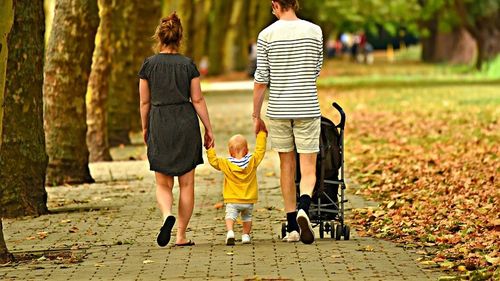 Raport oficial: Mai multe familii cu copii au revenit în România din UE decât cele care au emigrat, în perioada 2020-2025.  Țările din care au revenit acasă cei mai mulți români sunt Spania și Marea Britanie