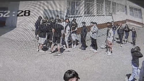 UPDATE Elev de la Liceul Tehnic Iuliu Maniu, tăiat la mână cu o macetă, în urma unui conflict (surse) / Poliția a reținut un tânăr de 15 ani