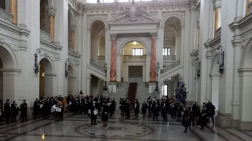 VIDEO Zeci de avocați protestează la Palatul de Justiție după condamnarea lui Robert Roșu. Ei au pancarte cu mesaje precum "Alături de Robert" sau "Interzicerea identificării avocatului cu clientul"