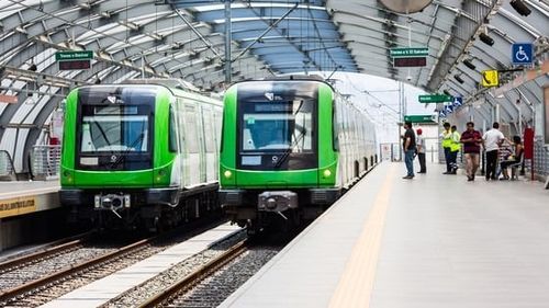 Primul tren destinat Magistralei 5 de metrou a ajuns în depoul Metrorex; urmează verificarea şi probele