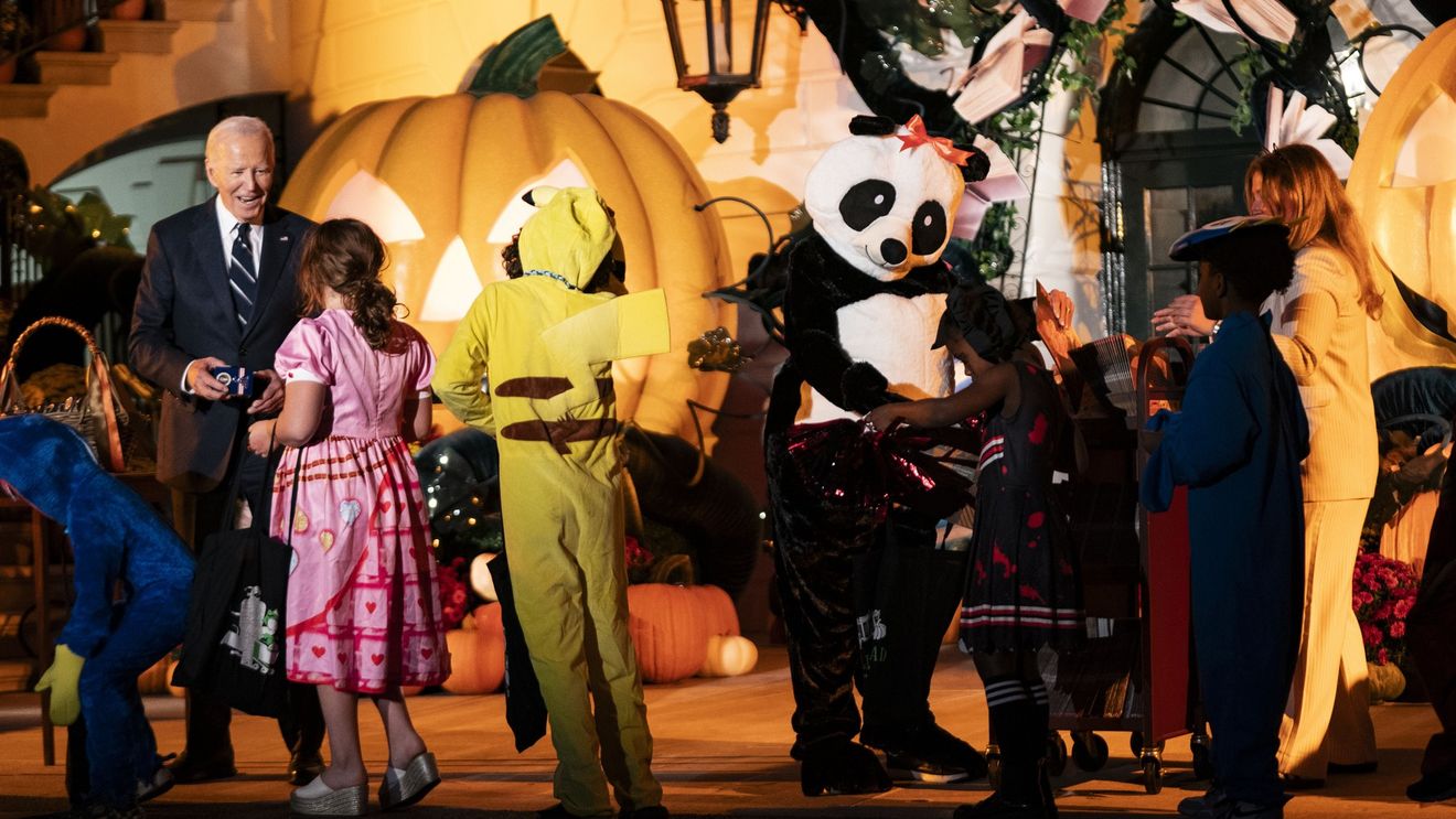 Jill Biden distribuie bomboane, de Halloween, la Casa Albă, deghizată în panda
