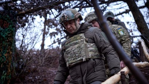 Ziua 2 a războiului din Ucraina. Oficialii ruși și ucraineni discută despre ora și locul negocierilor de încetare a focului / UE a aprobat sancțiuni pentru Putin și Lavrov / Rușii au întâmpinat ”mai multă rezistență decât se așteptau”