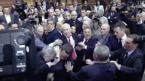 VIDEO Bătaie generală în Parlamentul Serbiei, între miniștrii guvernului și deputații opoziției / Opoziția manifesta în urma scandalului prăbușirii unei acoperișului unei gări