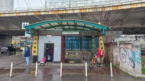 Cum arată Pasajul Basarab după 12 ani în care Primăria Capitalei nu i-a făcut recepţia: ruginit, vandalizat, lifturi, scări rulante şi toalete nefuncţionale