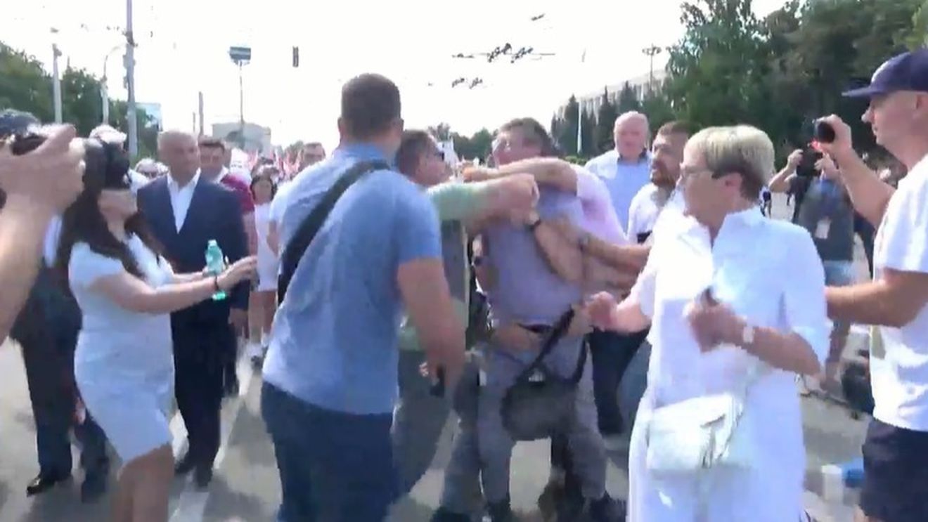 Altercații între polițiști și AUR la manifestația organizată de PSRM și PCRM în Chișinău, cu o săptămână înainte de alegerile anticipate