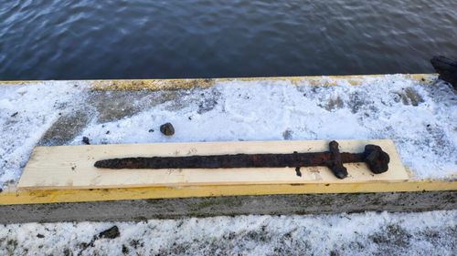 Sabie veche de o mie de ani găsită într-un râu din Polonia / "Avem de-a face cu un obiect foarte delicat și foarte valoros"