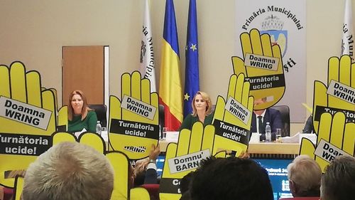 FOTO Consilierii generali PSD au venit la ședința CGMB cu pancarte în formă de mâini galbene cu mesajele: „Doamna Wring, turnătoria ucide!” și „Domnu' Barna, corupția ucide!”