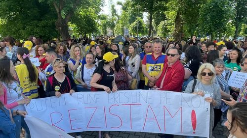 VIDEO Protestele profesorilor continuă: cel mai mare miting din ultimii ani al cadrelor didactice din Alba / Sute de profesori în stradă și la Târgu Jiu, peste 2.000 la Iași / Manifestații și la Timișoara, Brașov și Brăila