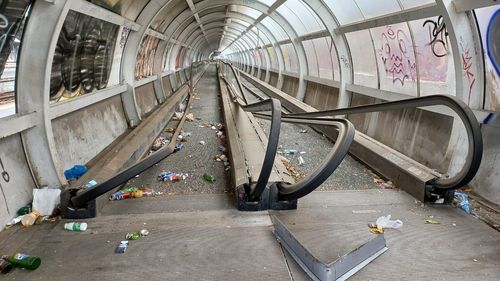 FOTOGALERIE La 10 ani de când a fost dat în folosință, Pasajul Basarab din capitală nu are nici acum recepția făcută. Este ruginit, vandalizat, iar nodul intermodal arată deplorabil. Trotuarul rulant de la Gara de Nord, complet distrus