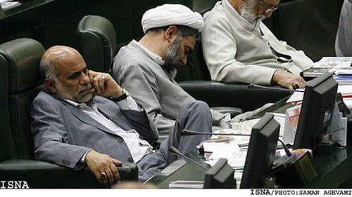 Aproape o zecime dintre parlamentarii iranieni sunt infectați cu noul coronavirus. Ayatolahul Khamenei a semnat un decret care permite, cu titlu excepţional, aprobarea bugetului fără dezbatere şi vot în parlament