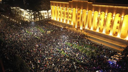 Manifestație de amploare în Georgia, la Tbilisi, în sprijinul Ucrainei care se confruntă cu invazia militară a Rusiei. Sute de persoane au ieșit în stradă și la Roma, la Dublin și în Bosnia