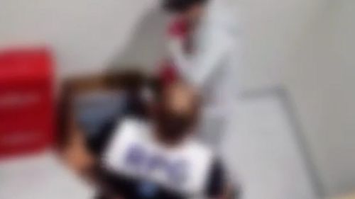 VIDEO Agent de securitate din București reținut pentru purtare abuzivă / Ar fi pălmuit un suspect de furt după ce l-a interceptat în afara unui magazin din Capitală