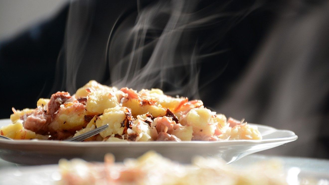 Tot mai mulți tineri sub 30 de ani stau la coadă pentru o masă caldă, la cantina socială, în Italia / „Nu reușesc să-și acopere cheltuielile, chiar dacă lucrează”