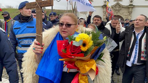 Bizareriile ”suveraniștilor” la Alba Iulia: Susținătorii lui George Simion i-au cântat ”Călin Georgescu președinte” / Șoșoacă și-a pictat tricolorul pe unghii / Au huiduit imnul