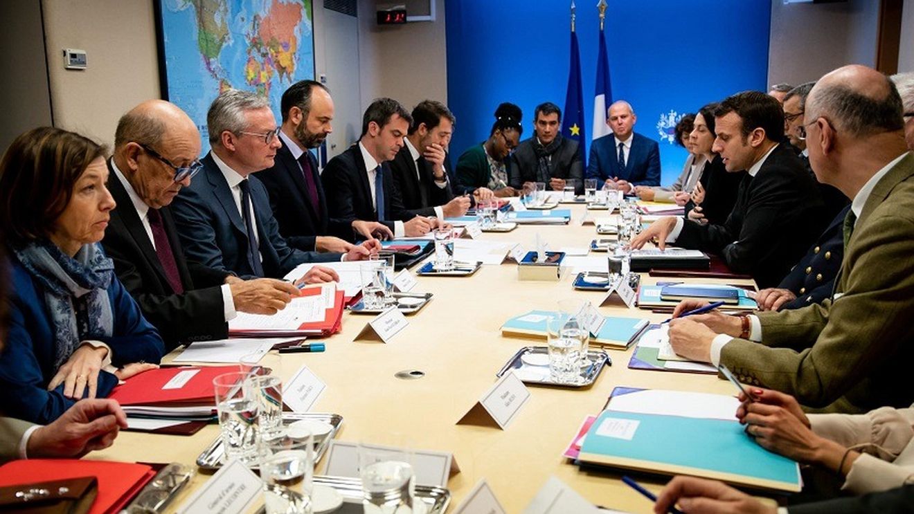 Premierul Edouard Philippe anunță că Franța va închide cafenele, magazine, restaurante și cinematografe