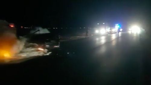 VIDEO Autostrada A1: O autoutilitară a ars aproape în totalitate, pe sensul Pitești - București / Traficul a fost oprit pe durata intervenției  pompierilor