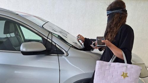 Ucraineancă hărțuită în Năvodari de o vecină: ”Mi-a zgâriat mașina cu tocurile” / Mesaje împotriva ucrainenilor scrie pe balcon și pe un autoturism / ”Azi e vorba de mașina mea, mâine poate fi a ta” / Poliția confirmă incidentul