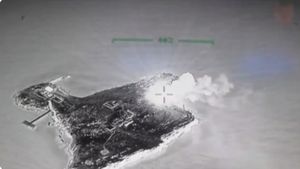 Armata ucraineană acuză Rusia că a lansat bombe cu fosfor asupra Insulei Şerpilor din Marea Neagră, de unde forţele Moscovei s-au retras joi seară
