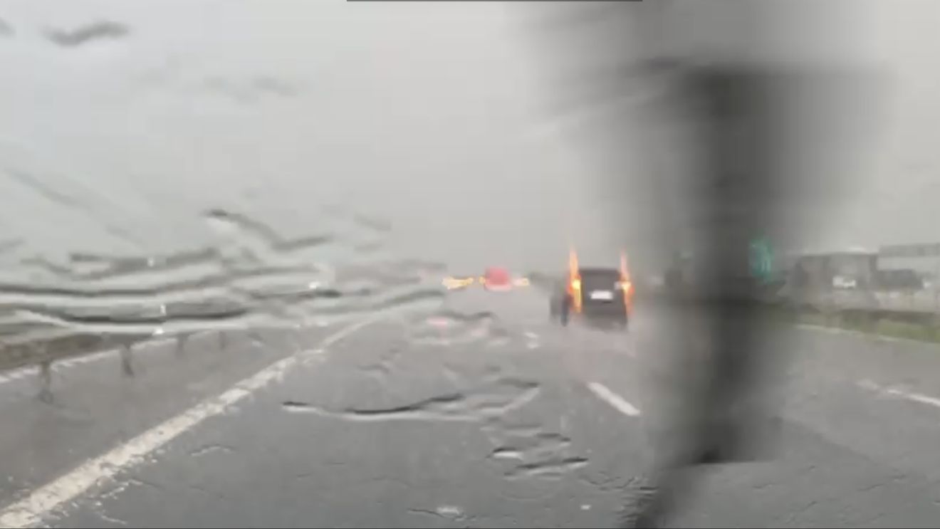 METEO Cod portocaliu de grindină, ploi şi vânt în trei judeţe