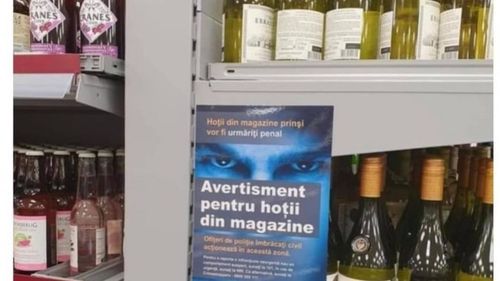 Hypermarket din Londra, avertisment în limba română pentru "hoții din magazine" / O arhitectă româncă din UK a cerut conducerii Tesco să îndepărteze afișul