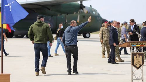 GALERIE FOTO Momentul sosirii la Baza 90 Otopeni a celor 15 cetățeni români și patru bulgari extrași din Afganistan