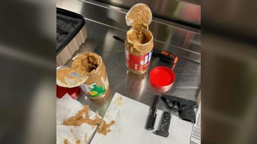 Piese de pistol ascunse în borcane de unt de arahide, descoperite de poliția americană la aeroportul JKF din New York