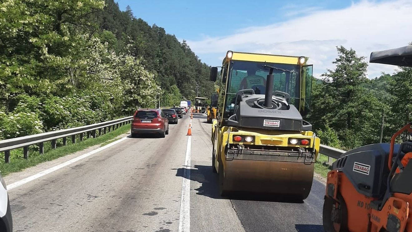 Traficul auto este îngreunat sâmbătă pe Valea Oltului. Se trasează marcaje rutiere