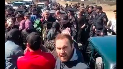 VIDEO Continuă protestele în cea mai „rebelă” republică din Rusia. Oamenii, furioși că n-au avut apă toată vara, au blocat principala autostradă