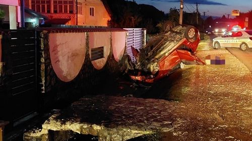 Un autoturism s-a răsturnat și a luat foc/ O pasageră a murit, o alta are arsuri pe o treime din suprafaţa corpului