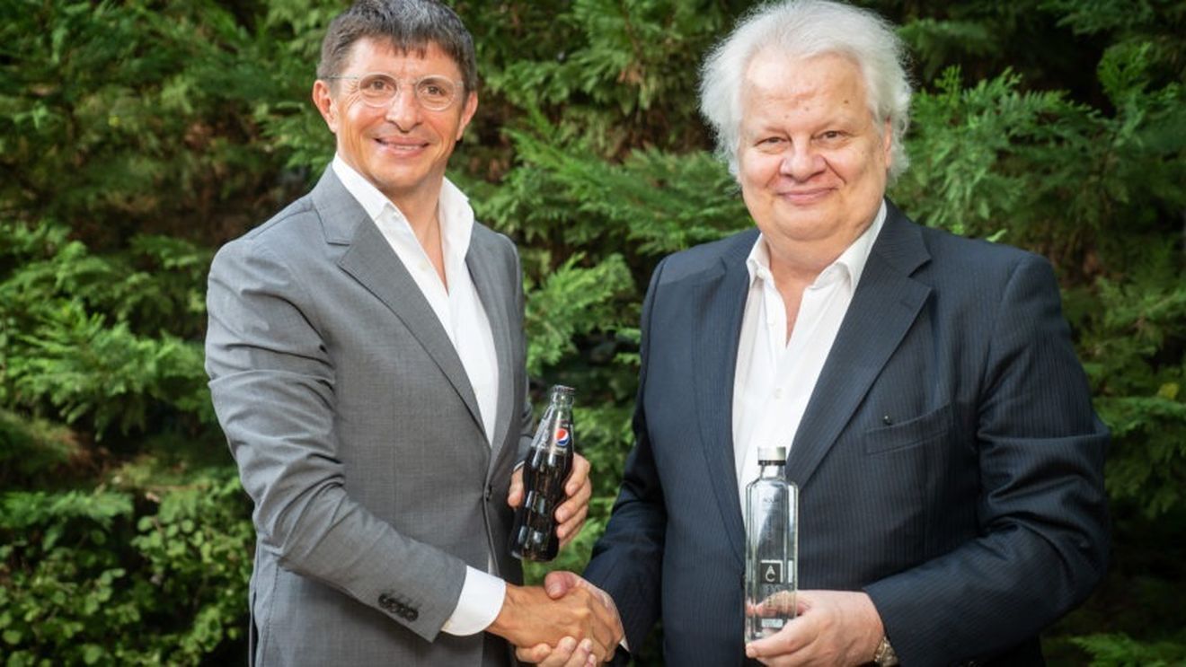 Omul de afaceri Jean Valvis a vândut 20% din Aqua Carpatica către gigantul PepsiCo, care va distribui apa românească în România și Polonia, cu planuri de extindere în SUA