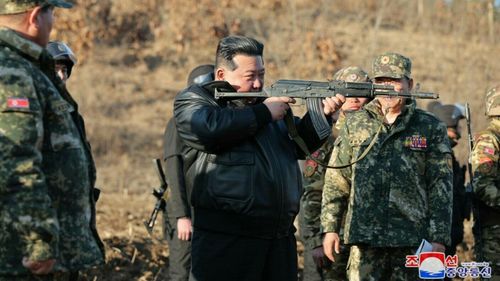 Imagini în premieră cu liderul Coreei de Nord, Kim Jong Un, pe post de Rambo, folosind o pușcă de asalt