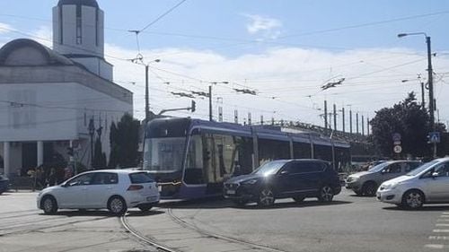 Tramvaiul  de 2 milioane de euro a rămas blocat într-o intersecție, în prima sa cursă în Timișoara, timp de 15 minute / Regia de transport: Așteptăm ca echipa de specialiști din Turcia să ne spună care a fost cauza