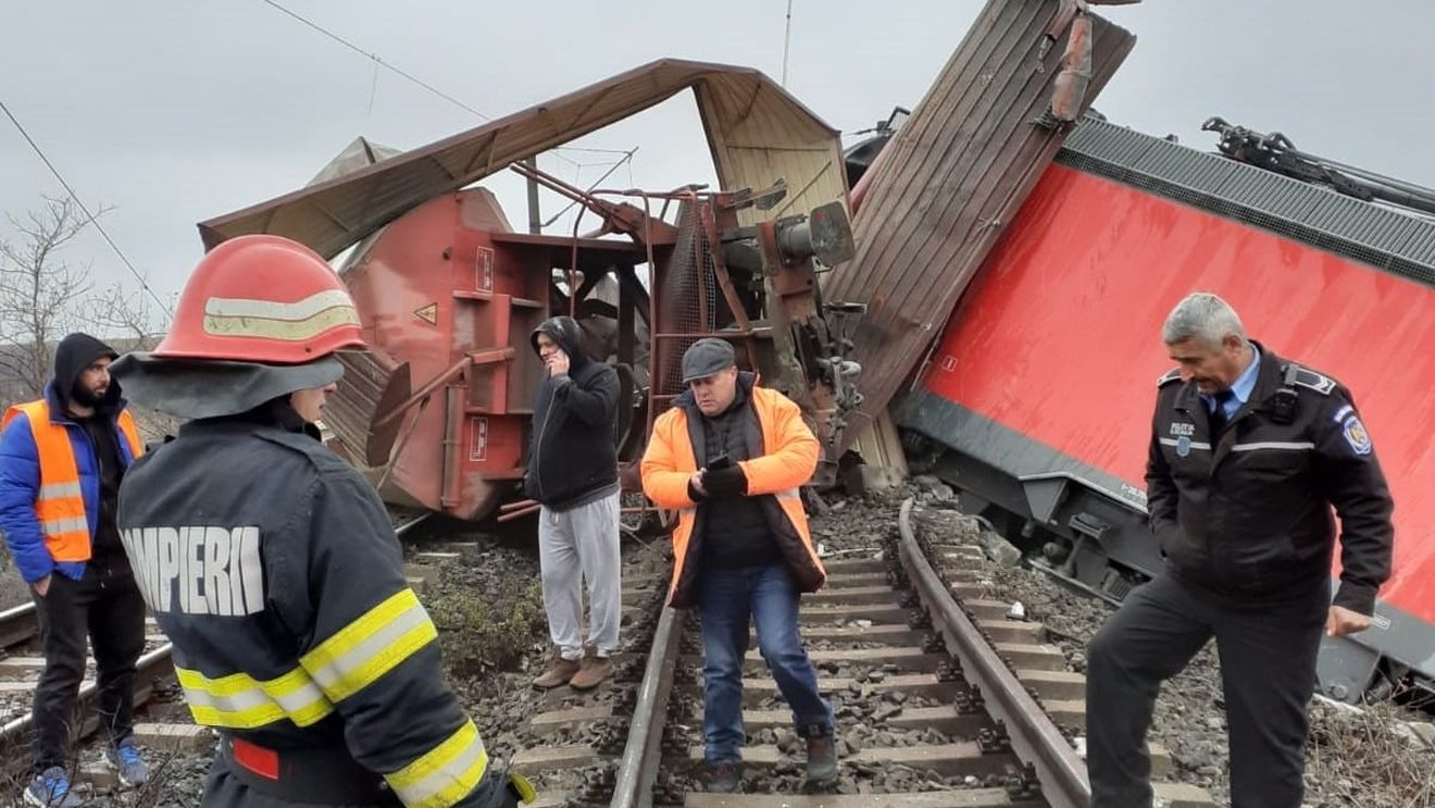 Două trenuri de marfă s-au ciocnit în Vrancea / Nu sunt raportate victime