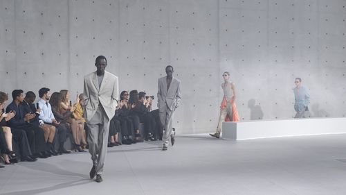 Saint Laurent primăvară-vară 2027 la Paris: cum renunță Anthony Vaccarello la negrul care a definit casa