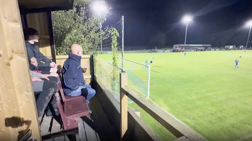 Un britanic și-a construit o tribună cu șase locuri în grădina din spatele casei, vecină cu stadionul echipei favorite / A plătit 5.000 de lire, iar un abonament anual costă 120 / Fanii adverși cântă în timpul meciurilor "rich bastard sat in his stand"