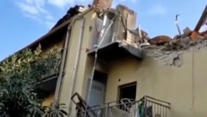 VIDEO Un bloc prăbușit la Torino, în urma unei explozii / Un român e internat în spital, în stare gravă / Un copil de 4 ani a decedat