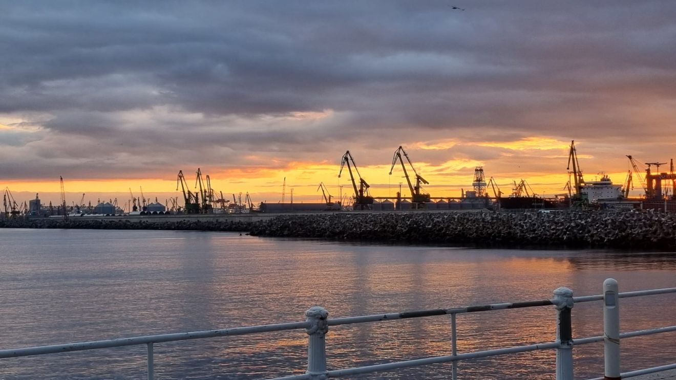 Incendiu la o instalaţie de încărcare a navelor, în portul maritim Constanța / Flăcările, lichidate după mai multe ore de intervenție