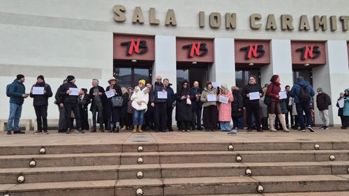 UPDATE FOTO VIDEO Protest al actorilor Teatrului Naţional „I.L. Caragiale” din Bucureşti împotriva aplicării unui program-pilot al Ministerului Culturii / Ministrul Culturii a retras propunerea