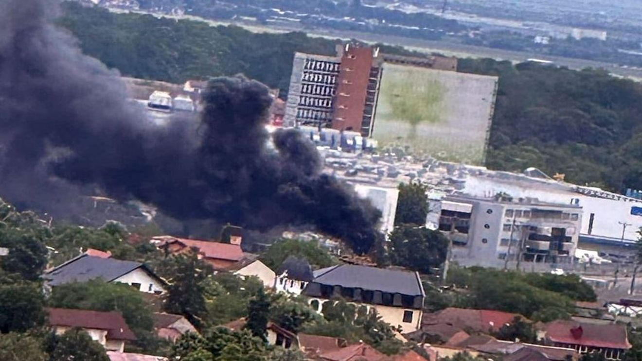Incendiu cu degajări mari de fum în curtea comună a unor firme din Timişoara