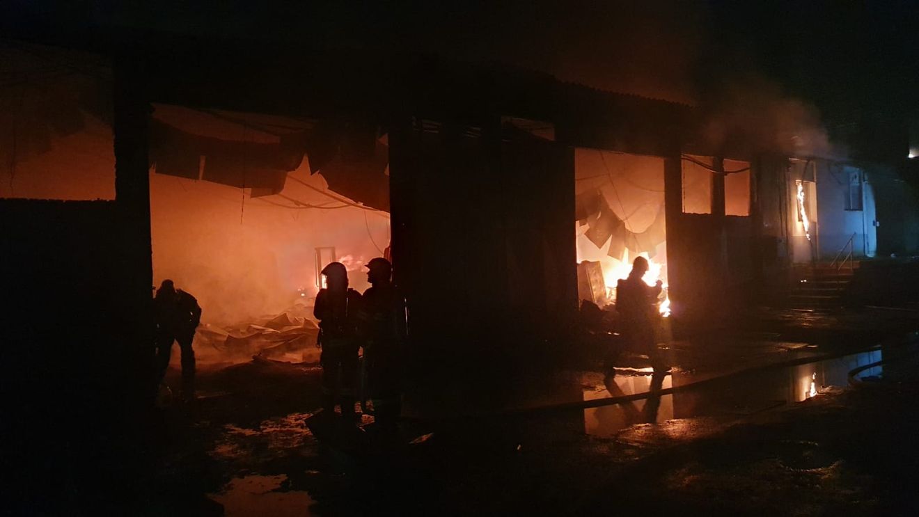 UPDATE: Incendiul de la un depozit de mase plastice pe Strada Preciziei din București a fost localizat, nu mai e pericol de extindere