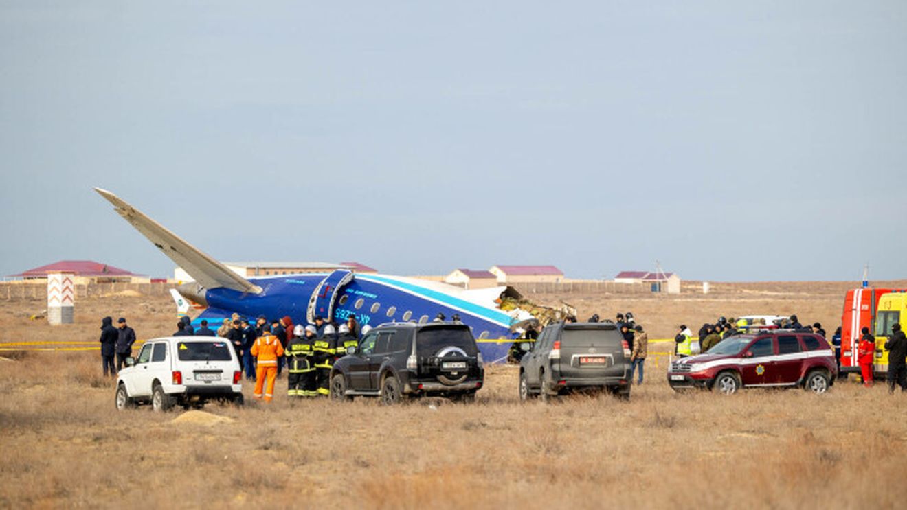 Cutiile negre ale avionului din Azerbaidjan prăbuşit au fost recuperate / Întrebările privind implicarea rusească se adună. Ce se ştie până acum