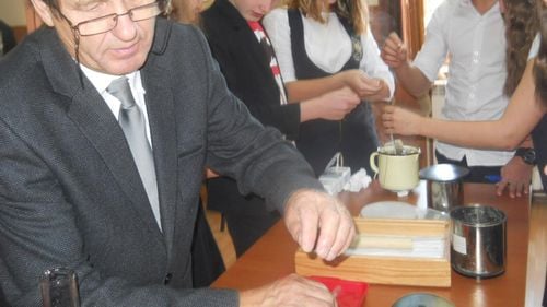 Un profesor de fizică din Suceava are 78 de ani și predă de jumătate de secol / S-a retras în vară, dar a fost rechemat pentru că nu sunt dascăli / ”Rămân la fel de pasionat de această profesie, cu aceeași poftă de a preda”
