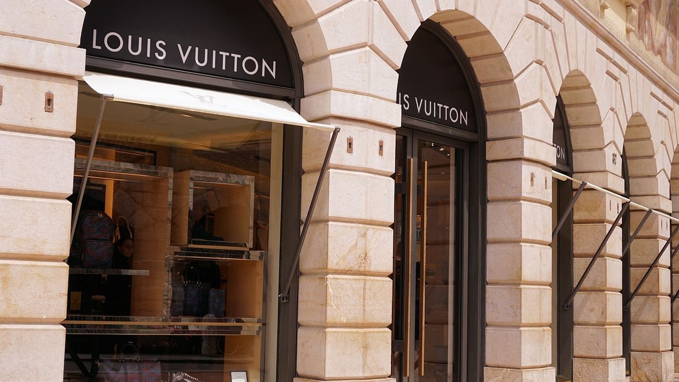 Compania producătoare de bunuri de lux LVMH, care deține mărci precum Dior și Louis Vuitton, a încheiat un contract de sponsorizare pentru Jocurile Olimpice de la Paris din 2024