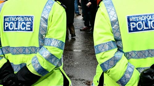 Mai mulţi români s-au bătut în Marea Britanie, iar ulterior s-au ameninţat pe reţelele de socializare / O parte dintre ei au revenit în ţară, fiind făcute percheziţii în judeţul Vaslui / Opt persoane, vizate / Zone de siguranţă în Simila şi Murgeni