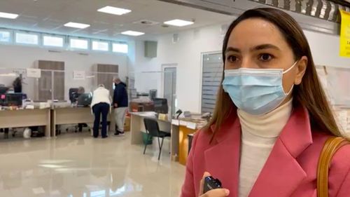 VIDEO O deputată a făcut scandal la sediul Serviciului de Înmatriculări din Deva, pentru că nu avea certificat verde și pentru că nu îi furniza nimeni informațiile pe care le solicita